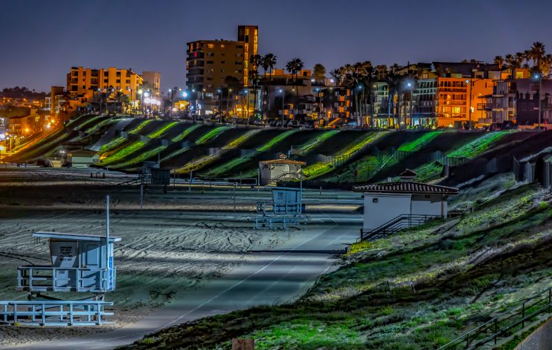 Homes on Redondo Beach_strand at night